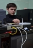 Студент группы 4КЭ22 осуществляет коммутацию оборудования на тренажере по компьютерным сетям